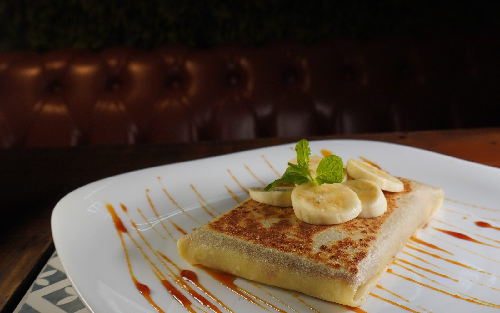 Crepe doce de banana no sofá de couro do Cine Café