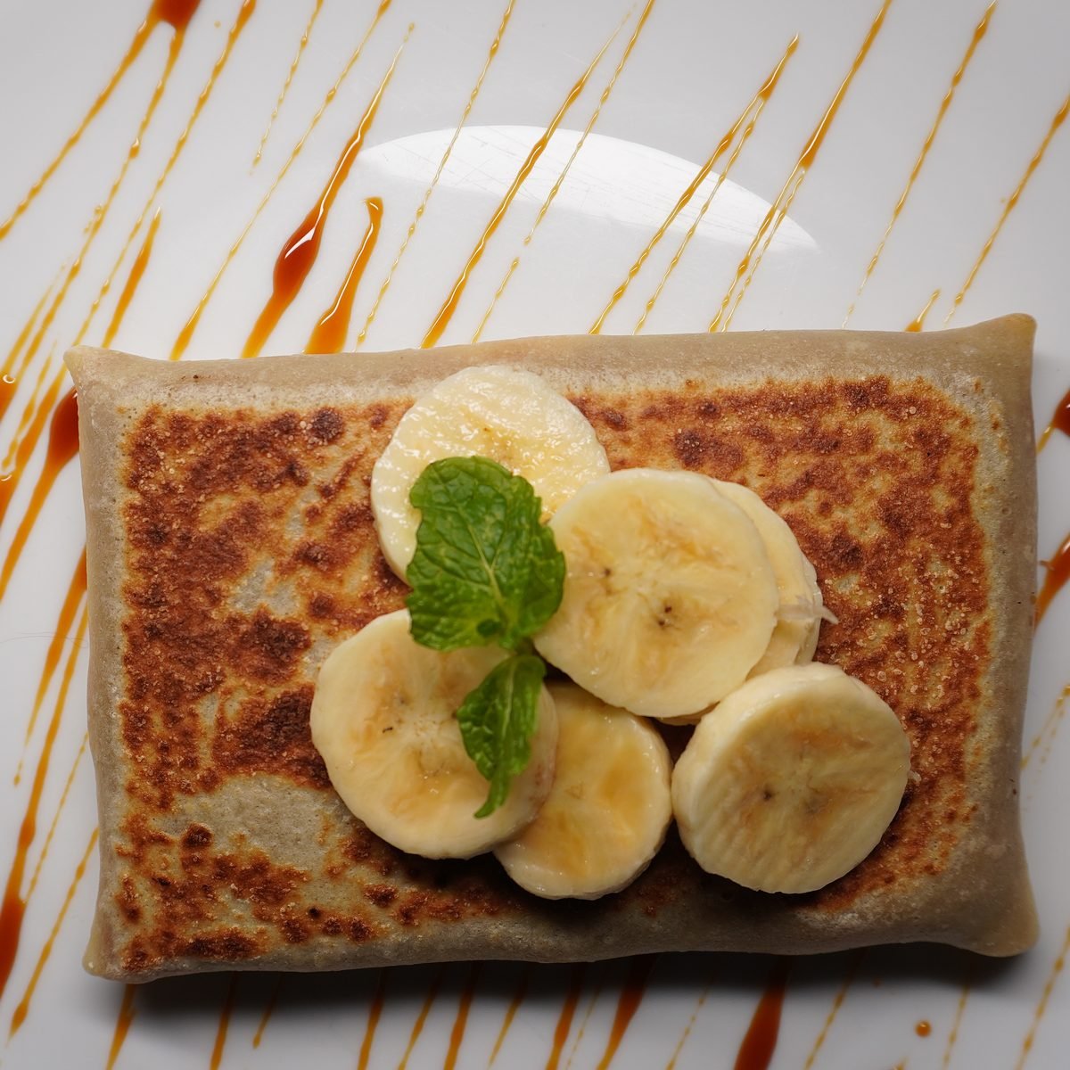 Crepe doce de banana com caramelo