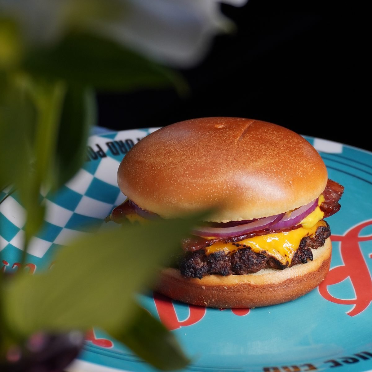 Smash burger no prato azul