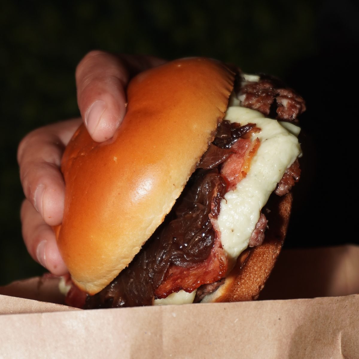 Smash burger saindo do saco kraft Cine Café
