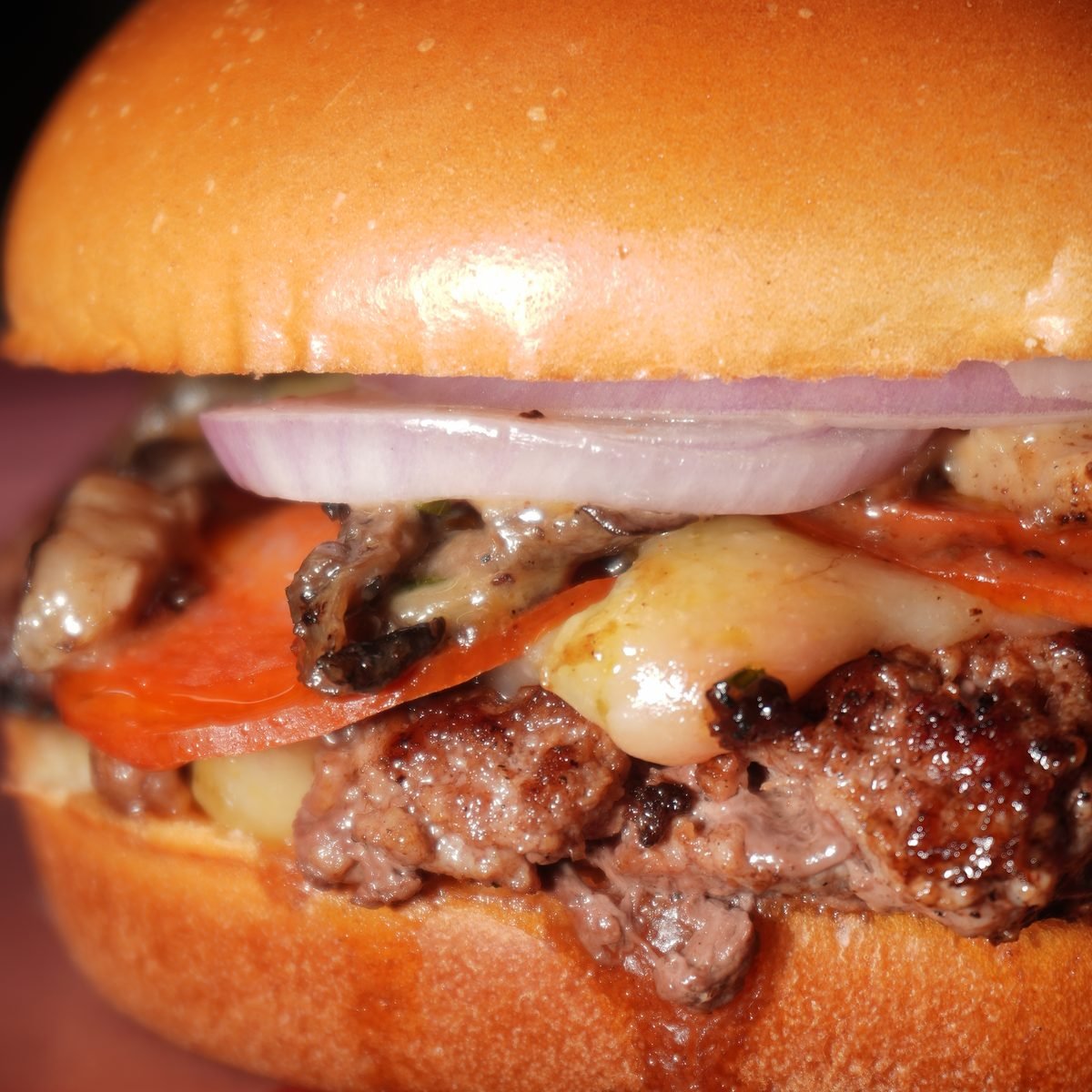 Smash burger com tomate e cebola roxa