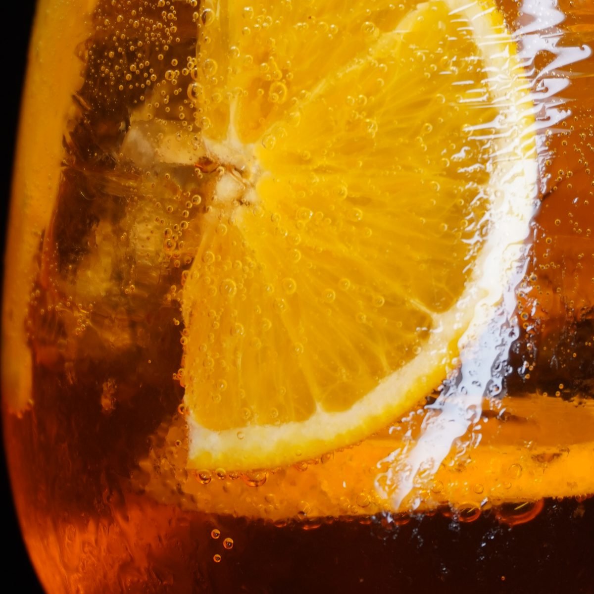Drink com fatia de laranja