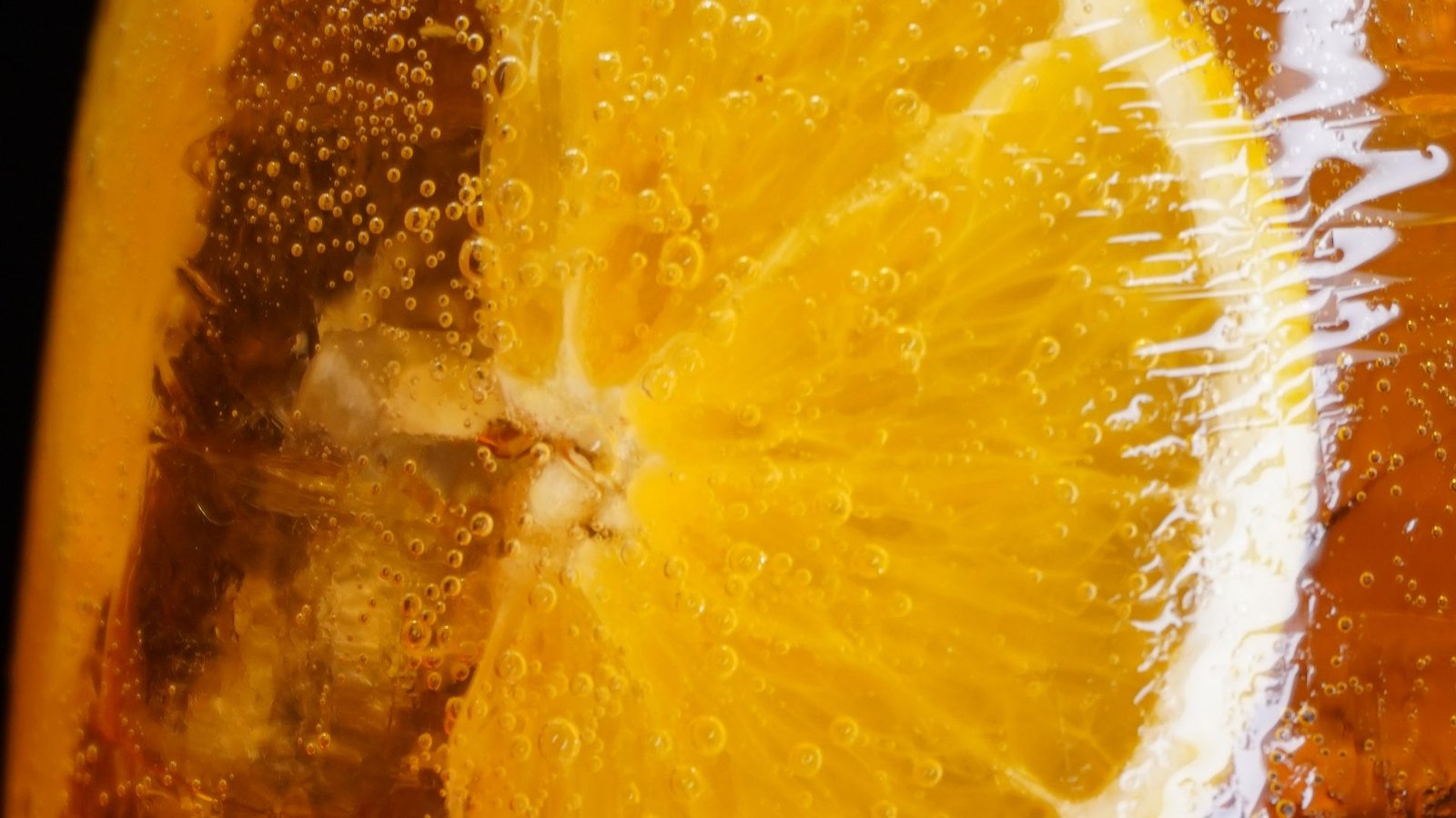 Drink com fatia de laranja no Cine Café